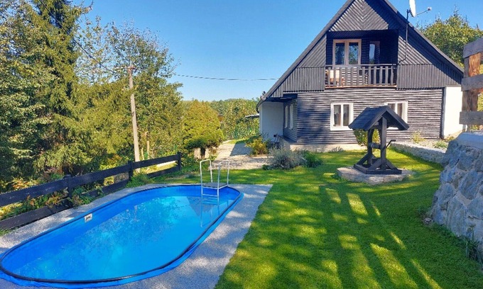 Kvasiny House | Stunning private villa for 6 people with WIFI, private pool, TV, patio and pets allowed
