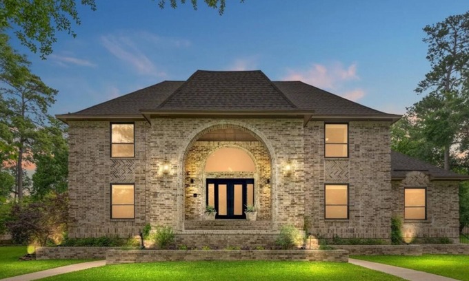 Houston House | Stunning estate with a large pool & fenced yard. Elegant & impressive.