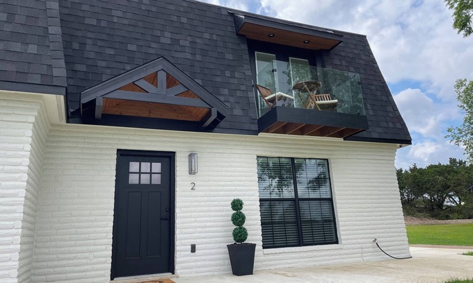 Wetmore House | Stunning Glass Balcony Townhome with Rolling Hills View Near Six Flags & Boerne