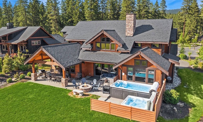 Cle Elum House | Stunning GOLF COURSE HOME with SWIM SPA! 300 yards from the Winery!