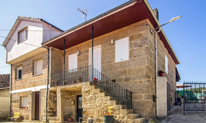 A Peroxa House | Stunning home in A Peroxa with WiFi