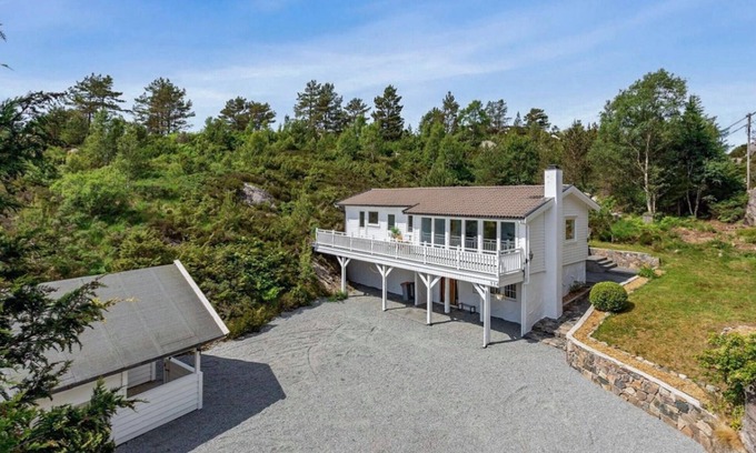 Fjell House | Stunning home in Fjell with WiFi