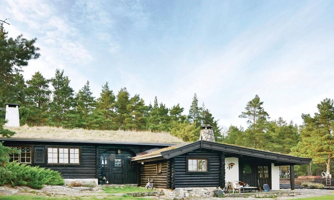 Hammaro House | Stunning home in Hammarö with jacuzzi