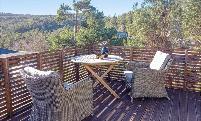 Mandal House | Stunning Home In Mandal With Kitchen