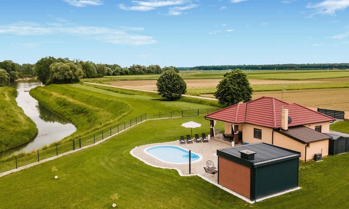 Pitomaca House | Stunning home in Pitomaca with WiFi