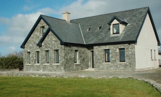 Claddaghduff Cottage | Stunning House 5 min walk from Omey strand - sleeps 8 guests in 4 bedrooms