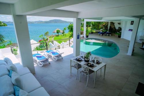 Busuanga Villa | Stunning luxe 220sm villa by the sea entirely private with own pool