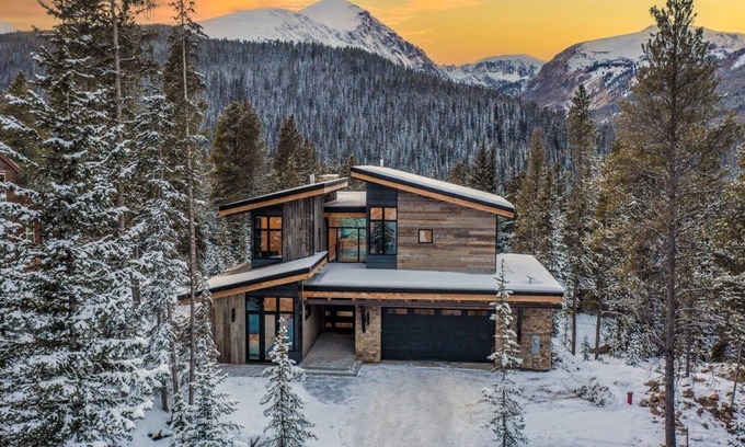 Breckenridge House | Stunning Mountain Retreat with Spectacular Views of Quandary Peak