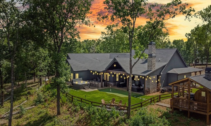 Ranger Cabin | Stunning Mtn Views + Hot Tub + Sauna + Game Room