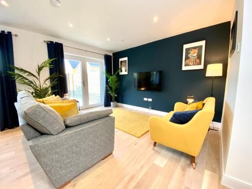 Poole House | Stunning NEW Large 3 bedroom House - 5 Minutes to the nearest Beach! - Great Location - Garden - Parking - Fast WiFi - Smart TV - Newly decorated - sleeps up to 7! Close to Poole & Bournemouth & Sandbanks