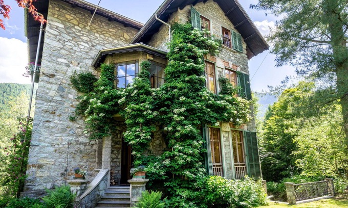 Ala di Stura House | Stunning private villa for 12 guests with WIFI, TV, patio and pets allowed