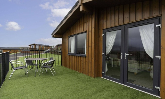 Kinross House | Stunning private villa for 6 guests with WIFI, TV, balcony and pets allowed