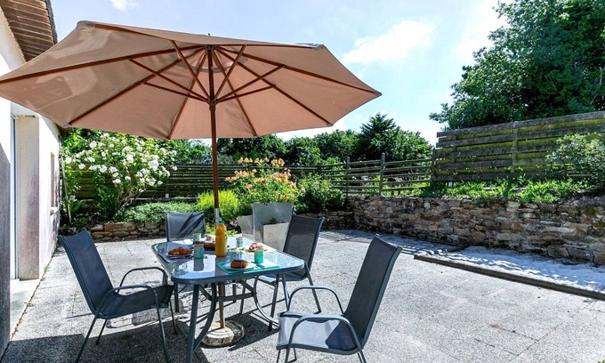 Coat-Meal House | Stunning private villa for 4 guests with WIFI, pool, pets allowed and parking