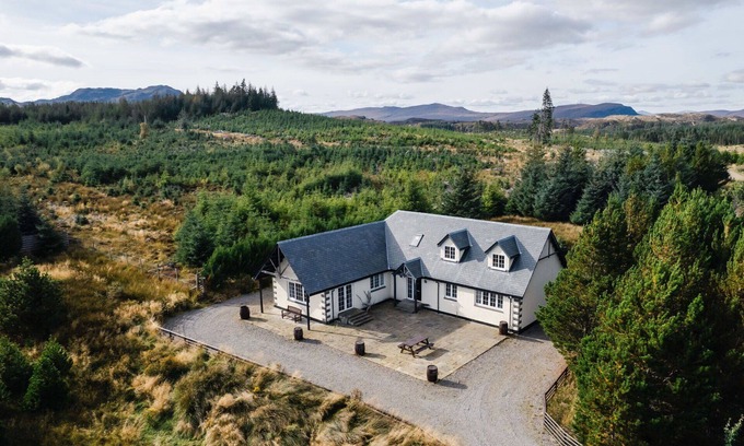 Loch Ness House | Stunning private villa for 6 guests with WIFI, TV, patio and panoramic view
