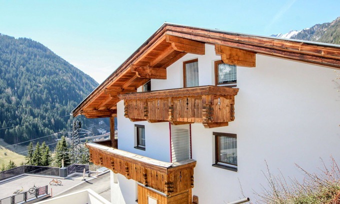 Flirsch House | Stunning private villa for 10 people with WIFI, TV, patio and pets allowed