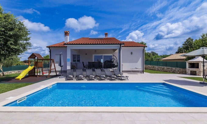 Krizanci House | Stunning private villa for 6 people with private pool, A/C, WIFI, TV, terrace and parking