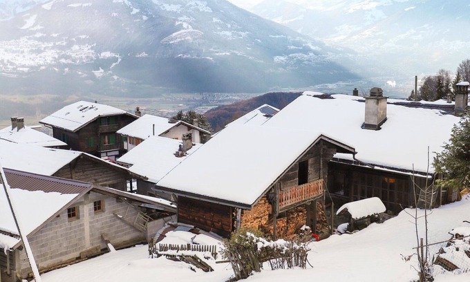 Les Posses-sur-Bex House | Stunning private villa for 11 people with WIFI, terrace and pets allowed