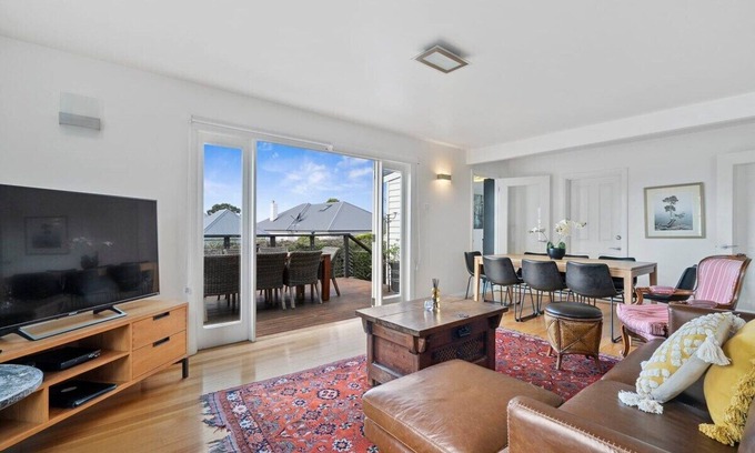 Sandy Bay House | Stunning Renovated Home, close to CBD Sleeps 8