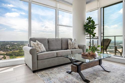 Victoria Park House | Stunning Rocky Mountain & DT Skyline Views! Near Stampede, Saddledome, BMO Centre! FREE Banff Pass, Wine, & Parking!