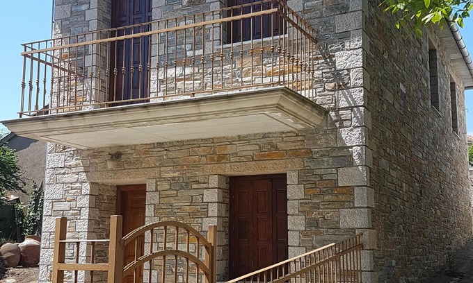 Lafkos House | Stunning stone house centrally located in beautiful Lafkos.