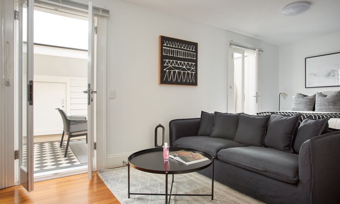 Lewisham Apartment | Stunning Studio with Alfresco Terrace near Trains