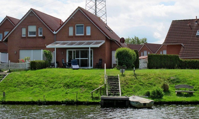 Grosefehn House | Stunning villa for 4 guests with WIFI, TV and terrace