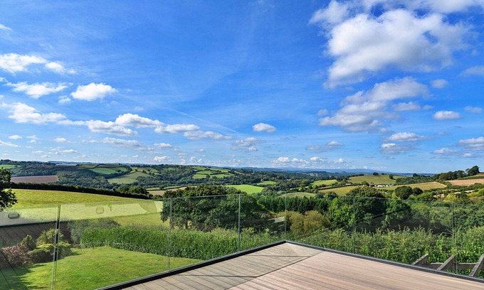 Newton Saint Cyres House | Stunning villa for 10 guests with WIFI, terrace and pets allowed
