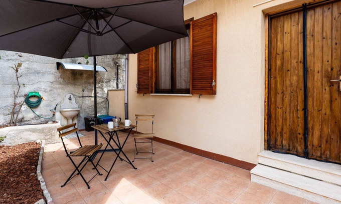 Pompeiana House | Stunning villa for 3 guests with A/C, WIFI, TV, balcony and pets allowed