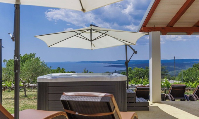 Koromacno House | Stunning villa for 5 people with WIFI, hot tub, A/C, TV, terrace and pets allowed