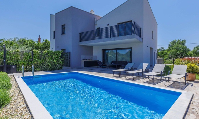 Vrznaveri House | Stunning villa for 6 guests with A/C, WIFI, private pool, TV, terrace and pets allowed