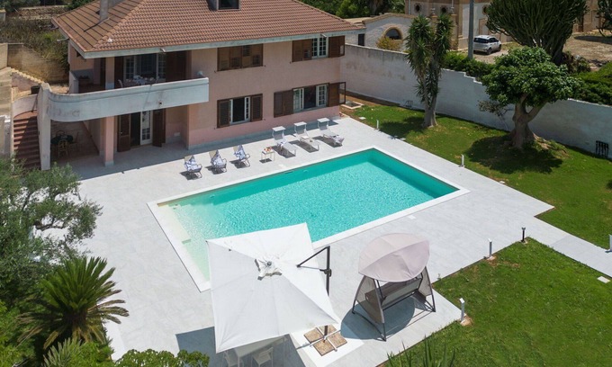 Marsala House | Stunning villa for 8 people with WIFI, private pool, A/C, hot tub, TV and terrace