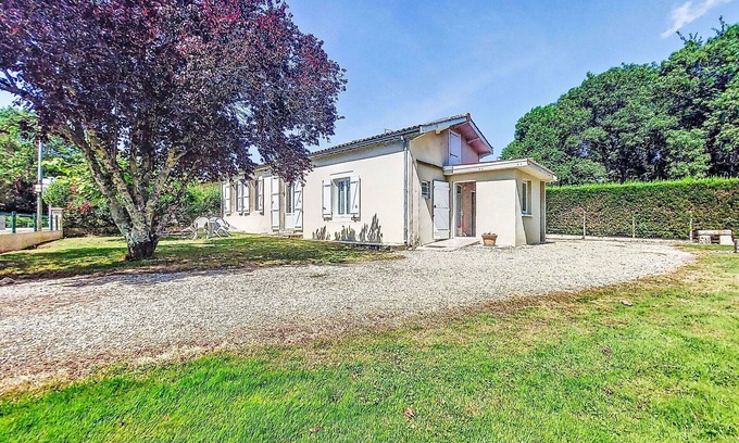 Saint-Christoly-Medoc House | Stunning villa for 5 people with WIFI, TV, terrace and pets allowed