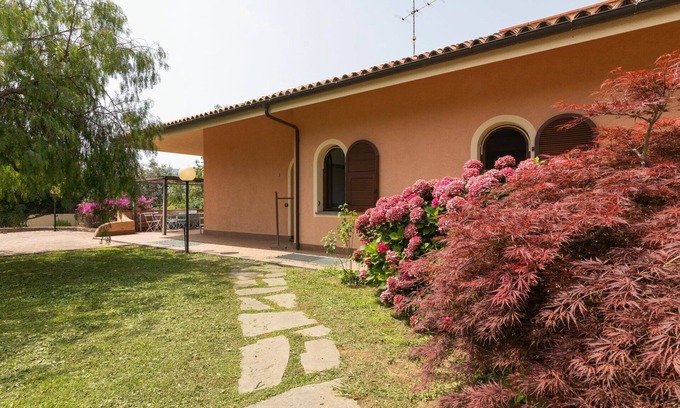 Cisano sul Neva House | Stunning villa for 6 people with WIFI, hot tub, A/C, TV, patio, pets allowed and panoramic view
