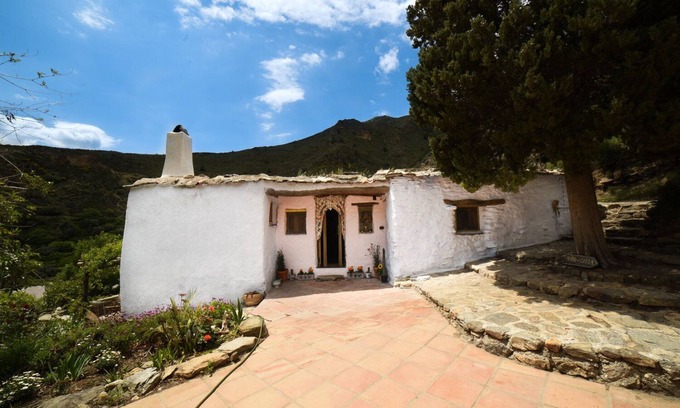 Orgiva House | Stunning Villa with Sauna, Swimming Pool and Yoga Space