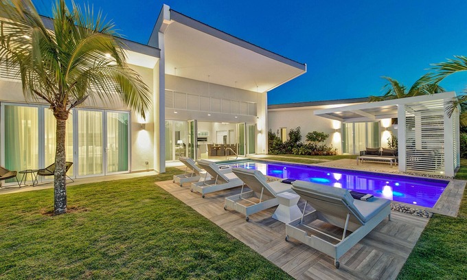 Gibbs Bay Villa | Stunning West Coast Villa minutes from Mullins Beach