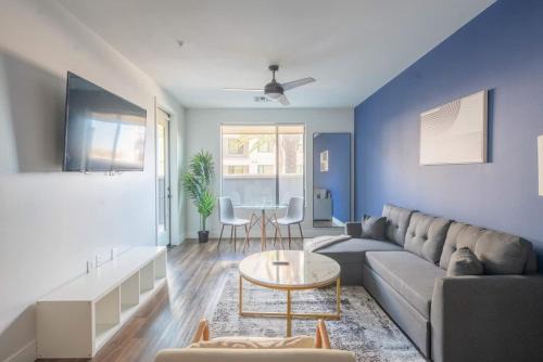 Tempe Apartment | Stylish 1BD - Pool, Gym, Parking, W-D - Sleeps 4