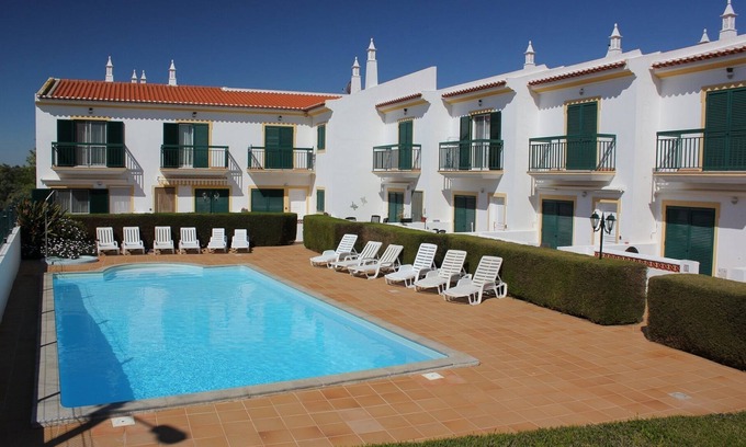 Vila Real Santo Antonio House | Stylish 2 bed house with private patio and shared swimming pool