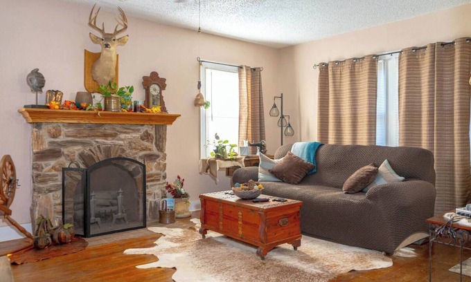 Saint Jo House | Stylish 2BR Cottage | Patio Views + Near Wineries