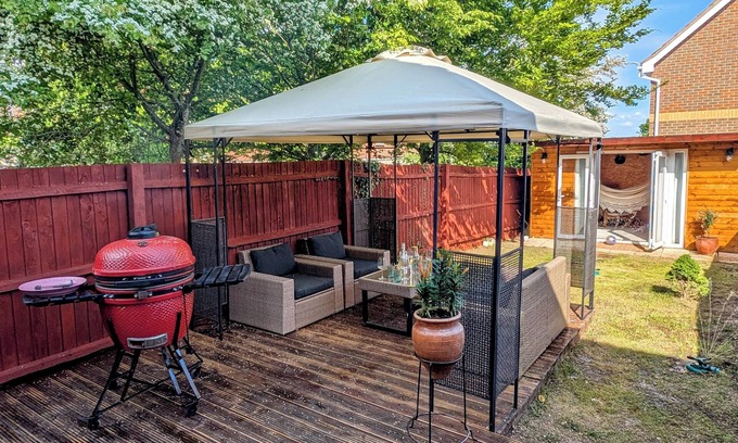 West Thurrock House | 🏡 Stylish 2BR En-Suite Home | 25min Fast Train to London |Lakeside | BBQ + Shed