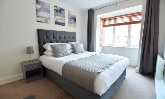 Crawley Apartment | Stylish 2BR Flat - 2 Free Parking Spaces - Near LGW Airport