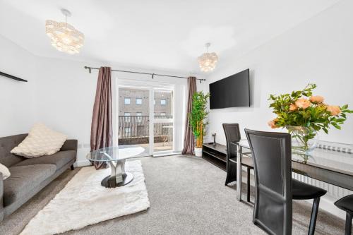 Rushey Green Apartment | Stylish 2BR Flat near Catford Station - Easy Access to Central London