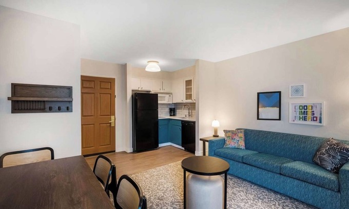 Acres Green Hotel | Stylish 2BR Suite for a Relaxing Stay | Breakfast Included | 3 Units