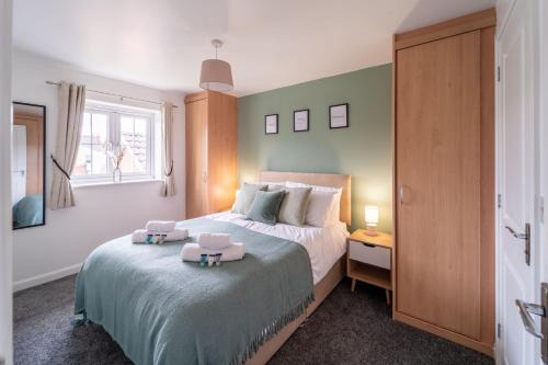 Gloucester House | Stylish 3-bed Gloucester house with Free Driveway Parking for 2 cars