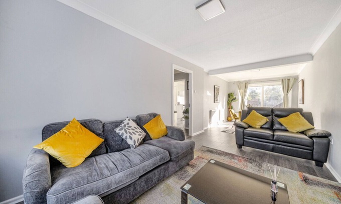 Abbey Wood House | Stylish 3-bed house with garden, off-street parking & fast London access