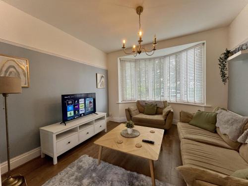 Prestwich House | Stylish 3-bed home in Prestwich with free parking