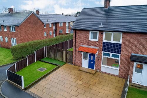 Trafford House | Stylish 3 Bedroom House with Garden Parking Pet Friendly