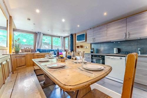 Val-Thorens Apartment | Stylish 3BR with 2BA in the Heart of Val Thorens in which Sleeps 8 A5 Serac