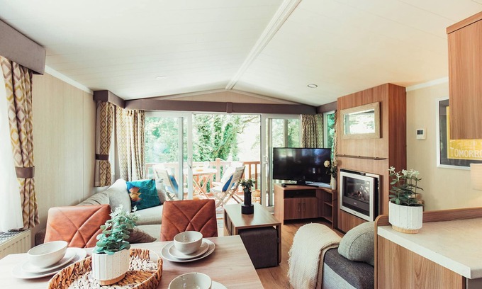 Caerwys Ski Chalet | Stylish and compact lodge with one double with en suite W.