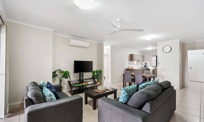 Cairns North Apartment | Stylish Apartment near Esplanade & City Centre