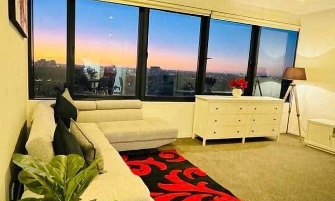 Melbourne Apartment | Stylish Apartment with city view. Free parking.